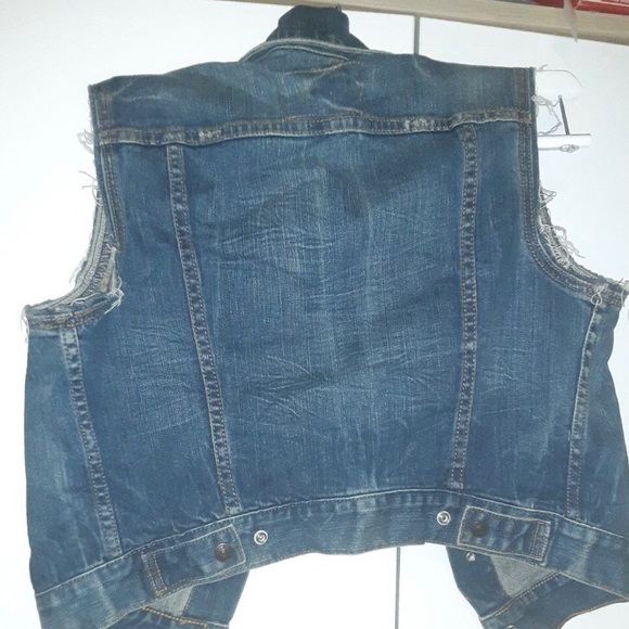 Levi’s Sleeveless Jean Jacket - Picture 3 of 5